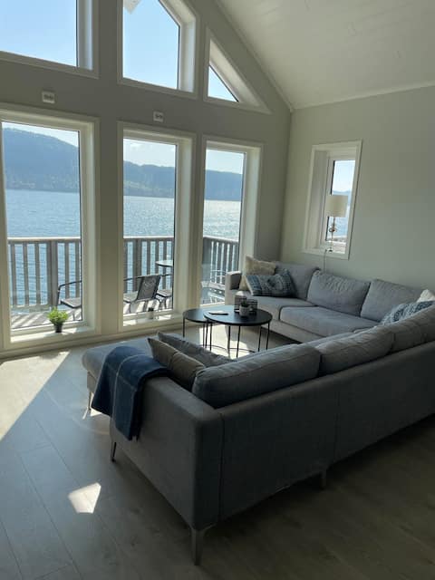 New cabin by the sea, centrally located at Sunnmøre
