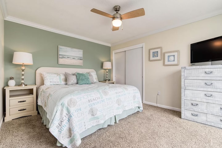 חדר שינה ראשי עם מיטת קינג וטלוויזיית Roku