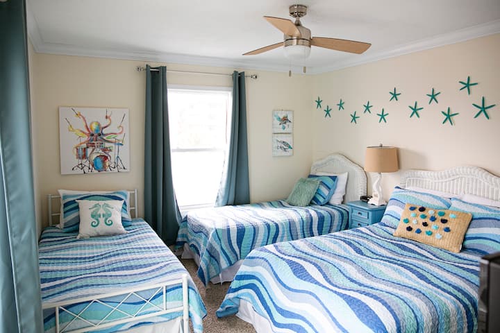 חדר השינה השני כולל מיטה מלאה אחת ושתי מיטות נפרדות עם חדר רחצה צמוד (וטלוויזיה Roku)