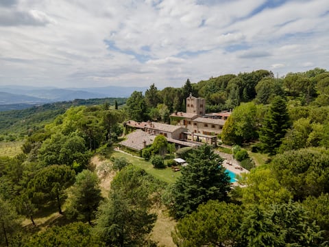 Top Airbnb: La Loggia: Farmhouse in the heart of Umbria _ Gubbio in Gubbio