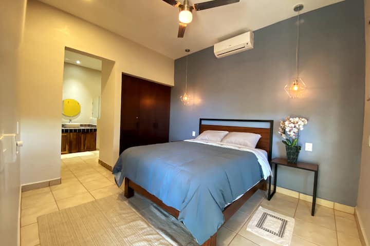 Основна спалня със самостоятелен санитарен възел