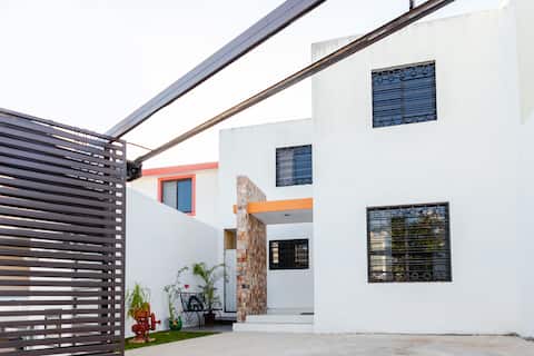 Top performing Airbnb: North Zone, 100mbps Wi-Fi, Altabrisa-Uptown in Fraccionamiento Floresta Residencial