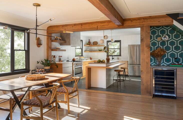 5★ local! 2blk to restaurants*Chef Kitchen*Patio* gallery image 2