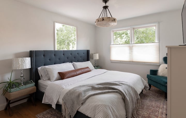 Chumba cha kulala cha ghorofa ya kwanza kilicho na runinga janja ya inchi 50