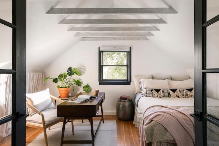 Chumba cha kulala cha malkia cha ghorofa ya pili kilicho na dawati kubwa na dari zilizopambwa