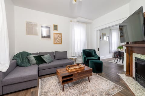 Top Airbnb: Cozy & Quaint 2BR Home. Centrally Located Gem! in University District