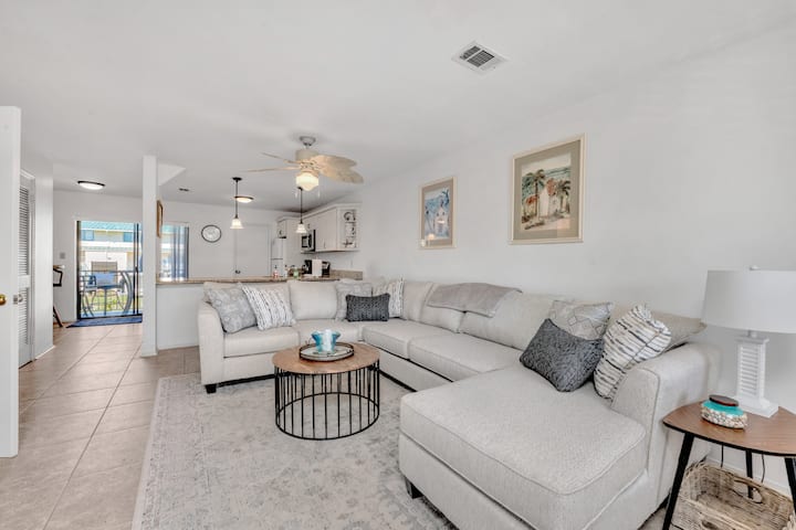 Spacious Condo W/pool, 3-min Walk To The Beach - Miramar Beach, FL