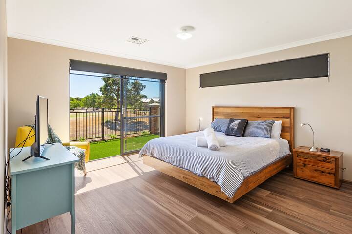 The Links – fairway views, walk to town, air-con gallery image 5