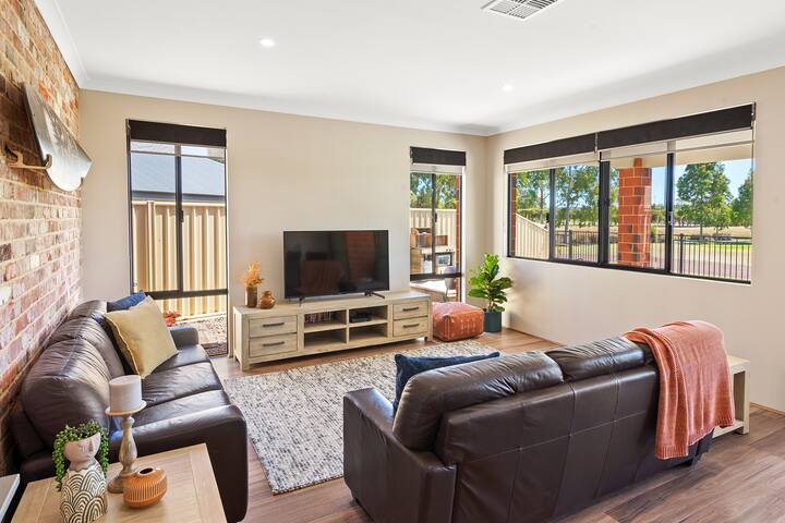 The Links – fairway views, walk to town, air-con gallery image 3