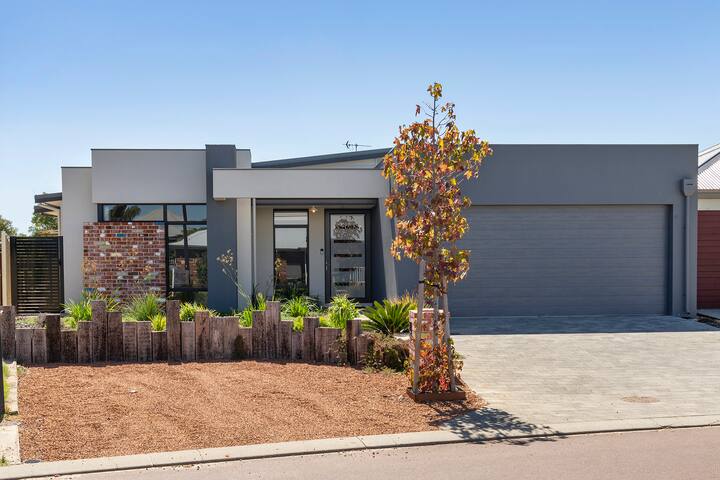 The Links – fairway views, walk to town, air-con gallery image 2