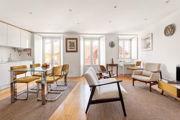 Stylish, Family-Friendly Apartment in Chiado