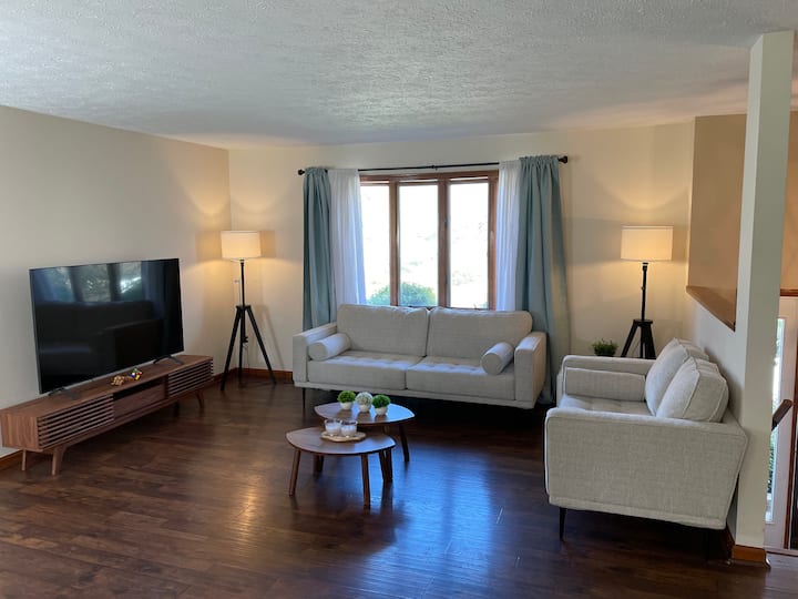 Spacious Home~2 Miles From Iu-safe & Quiet - Bloomington, IN