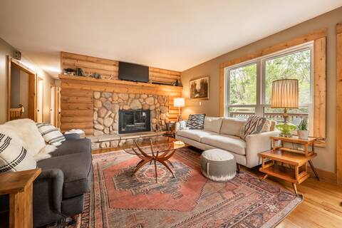 Top Airbnb: 5 Bedroom Creekside Retreat in Cascade Chipita Park