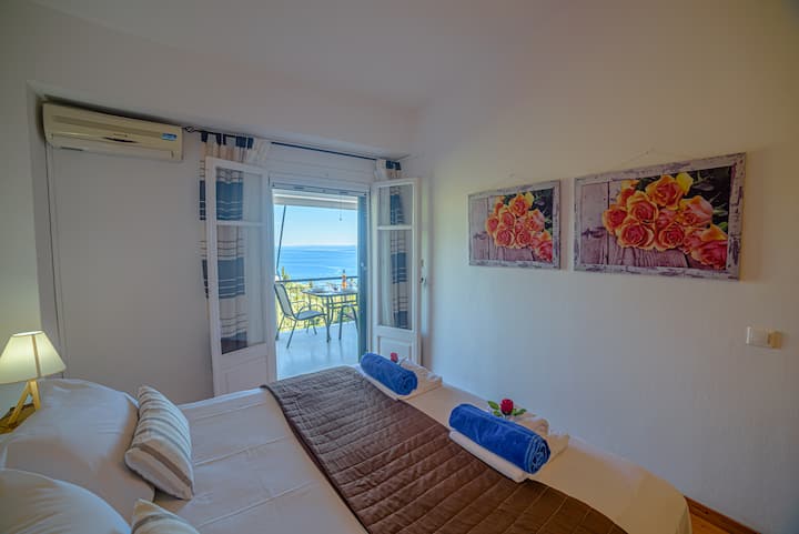 غرفة النوم الرئيسية بإطلالة على البحر