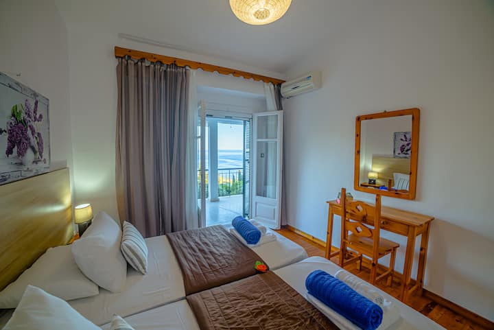 غرفة نوم بسريرين توأمين