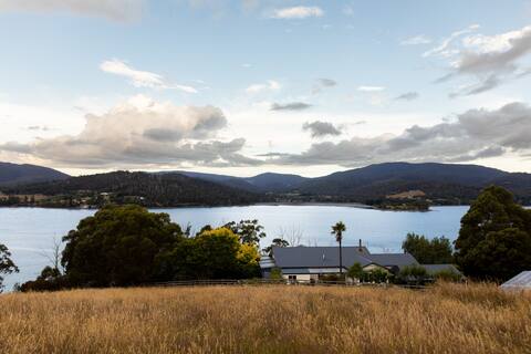 Woodland Bay Retreat: A Secluded haven