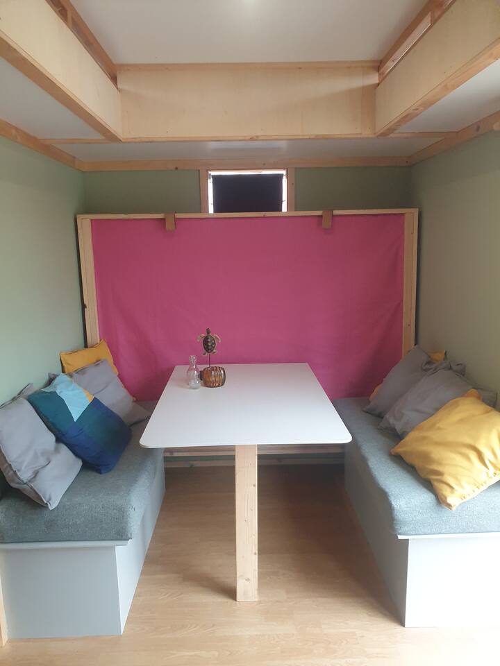 Мястото за сядане вътре с двойно легло е сгънато, което е лесно да се разгъне, като сгънете масата и издърпате леглото към себе си. Под диваните има място за съхранение.

Леглата са с фини матраци от темпер