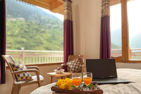 Spacious mountain view cottage in Tirthan Valley