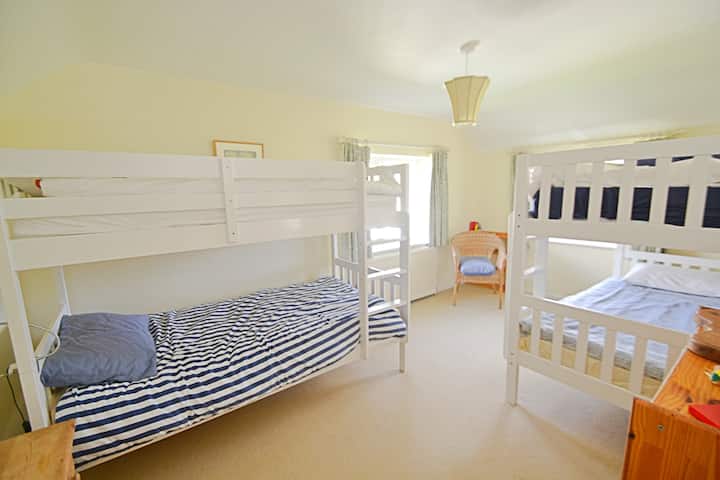 غرفة نوم ثالثة بسريرين بطابقين لأربعة أطفال.