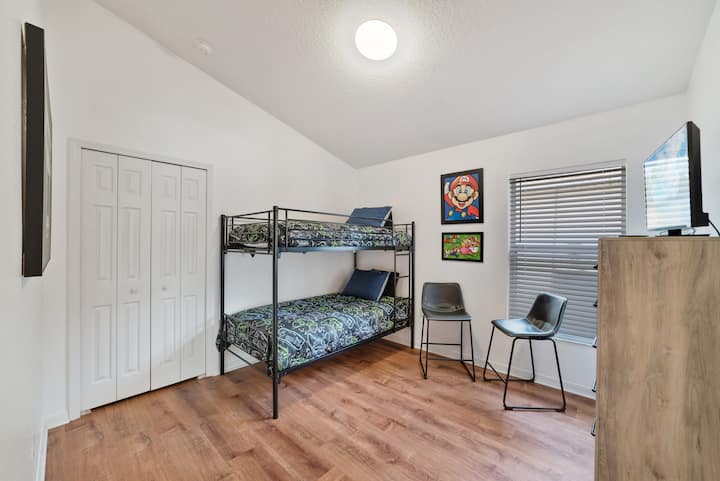 Chambre avec lit superposé sur le thème de Mario | Télévision Roku | Les enfants adorent !