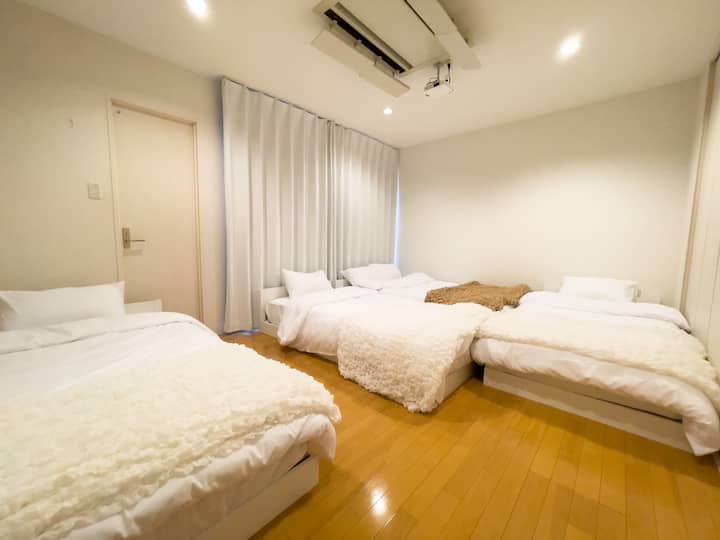 Спалня 1: Осигуряваме 3 единични легла и 1 полу - единично легло.
(Не можем да осигурим допълнителни легла.)