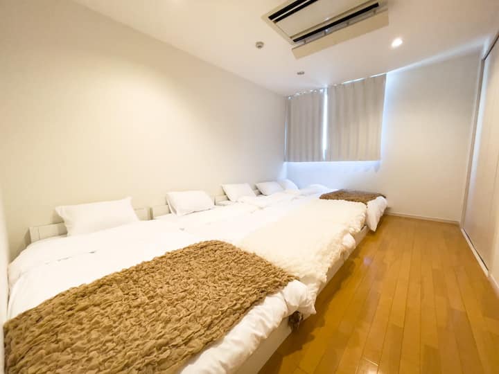 Спалня 2: Осигуряваме 3 единични легла и 1 двойно легло.
(Не можем да осигурим допълнителни легла.)