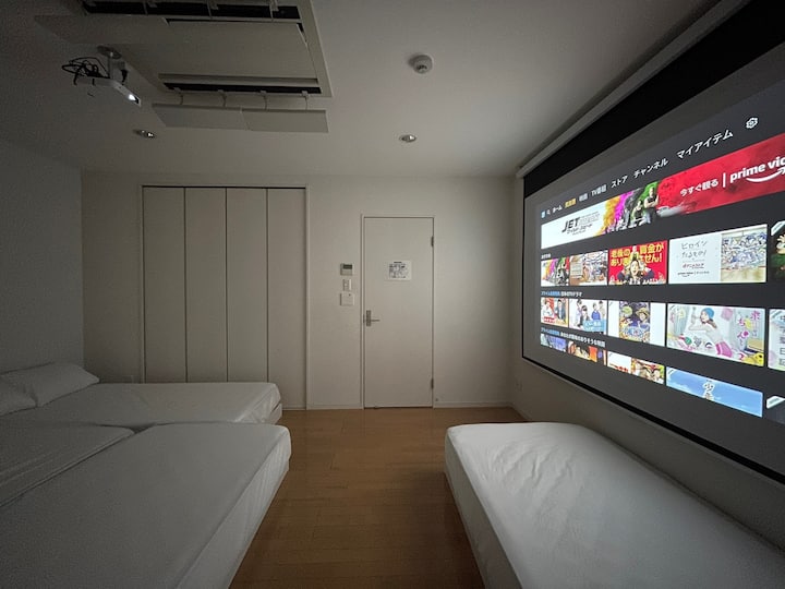 Спалня 3: ще бъдат осигурени 3 единични легла и 1 полу - единично легло.
(Не можем да осигурим допълнителни легла.)