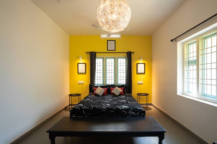 Ეს არის მეორე მთავარი საძინებელი პირველ სართულზე (დონე 1), მასზე წვდომა შესაძლებელია კიბეზე ასვლის გარეშე. 