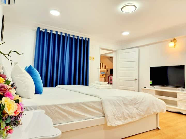 La chambre n ° 1 se trouve au premier étage. Au même étage que l'espace cuisine. (La chambre ne dispose pas de toilettes privées dans la chambre).