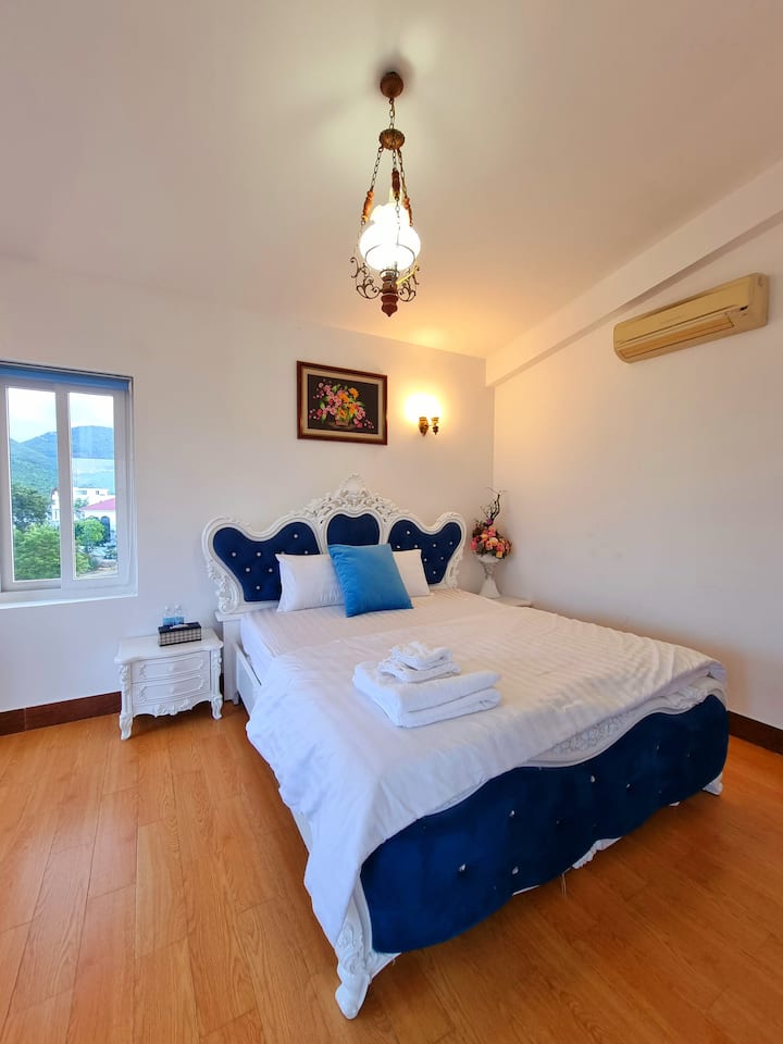 Chambre 5 au 3ème étage, vue mer.