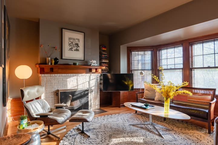 Neighborhood Beauty:  Artful &  Cozy - Detroit, MI