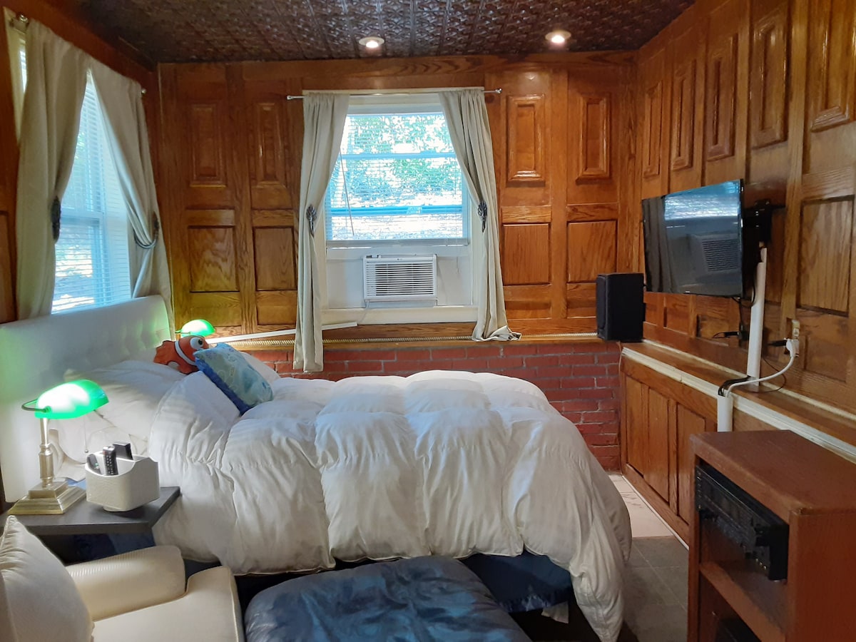 Druhá posteľ je mimo kuchynky a má súkromný záves na zatiahnutie. Toto je posteľ plnej veľkosti.