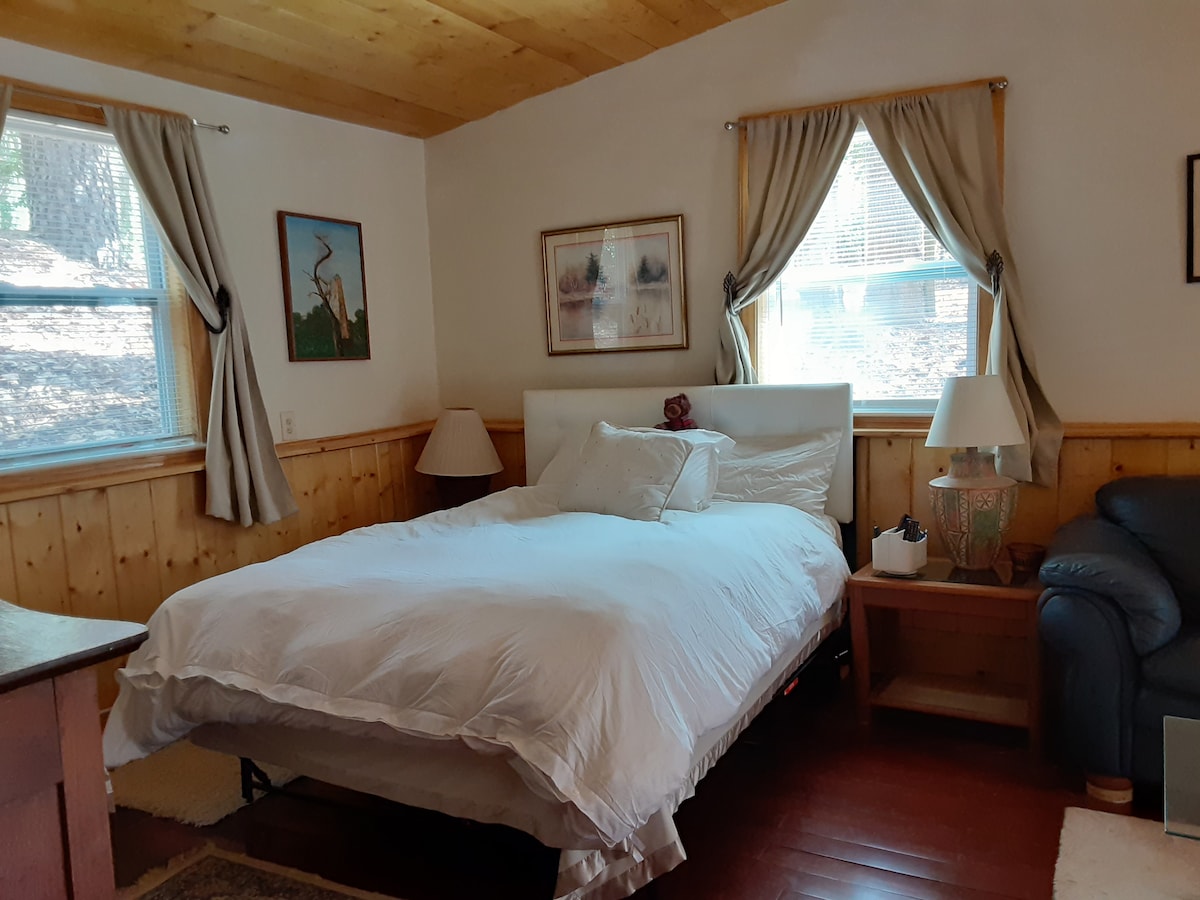 Prvá posteľ v hlavnej izbe, ktorá je kombináciou obývacej izby a spálne. Je to manželská posteľ.