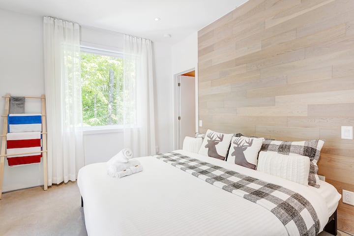 King bed with ensuite bathroom.