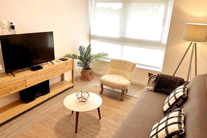 Living espacioso con sofá confortable + alfombra. Cálido ambiente con Tv cable y Wifi free. Iluminación combinada de clara a tenue (lámpara de luz neutra). Manta para noches largas.  