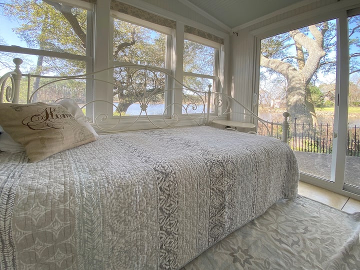 დახურული ვერანდა დამატებითი კონდიციონერითა და ელექტროგამათბობელი „ბუხრით“. სახლში ყველაზე კარგი ხედი კუთხის ფანჯრებიდან იშლება. შესასვლელი უკანა ოთახიდან, რომელიც შეიძლება იყოს დამატებითი საძილე ადგილი, კაბინეტი ან სამუშაო სივრცე. ცივა ყველაზე ცივ ზამთარში.