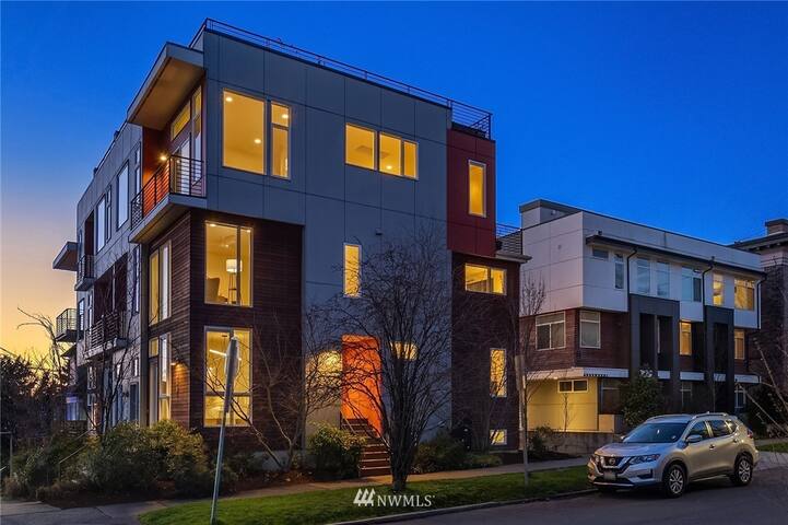 Modern 3BR townhome with stunning views/location