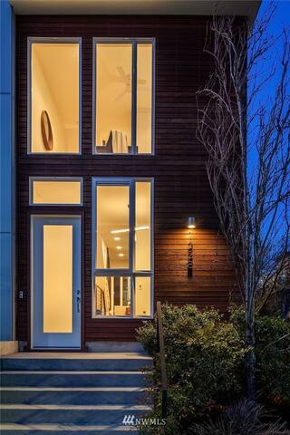 Modern 3BR townhome with stunning views/location gallery image 5