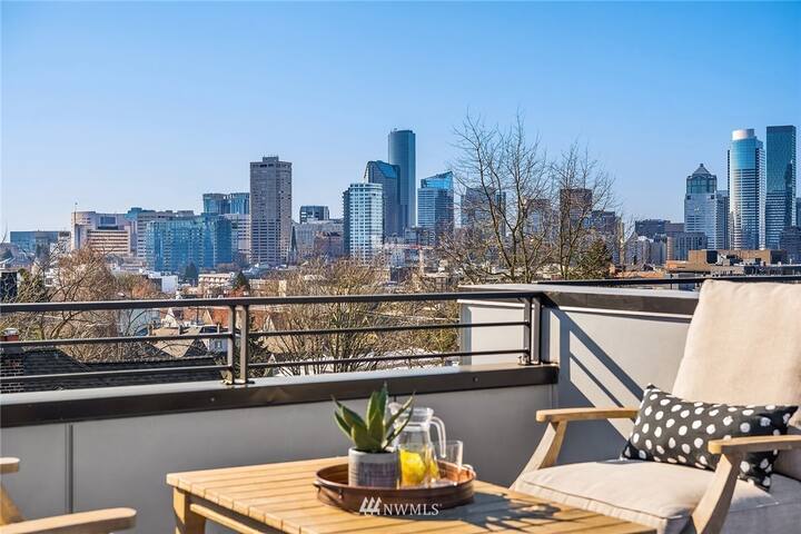 Modern 3BR townhome with stunning views/location gallery image 4