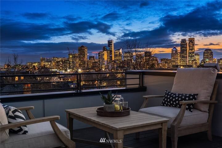 Modern 3BR townhome with stunning views/location gallery image 2