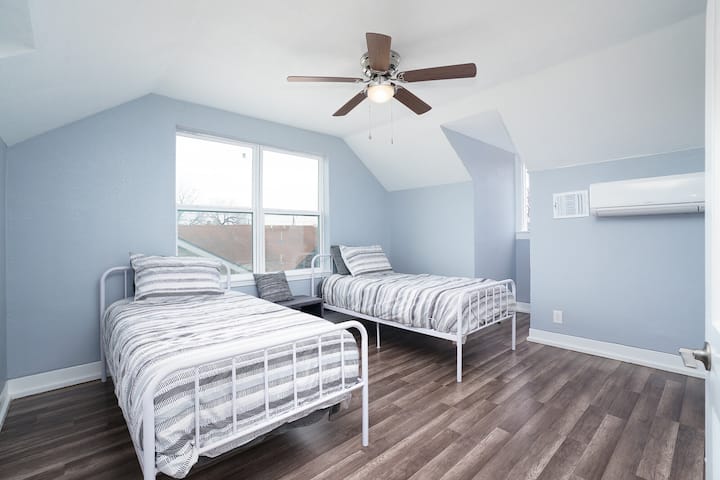 Отдайте се на комфортен престой в нашата обзаведена с вкус стая, оборудвана с две привлекателни легла.