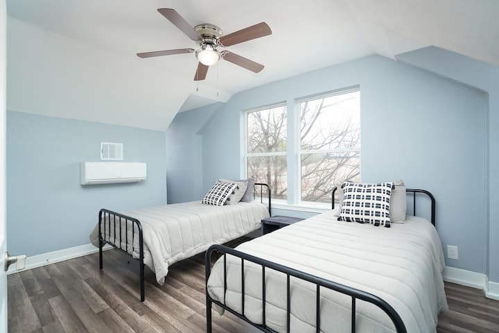 Отдайте се на комфортен престой в нашата обзаведена с вкус стая, оборудвана с две привлекателни легла.