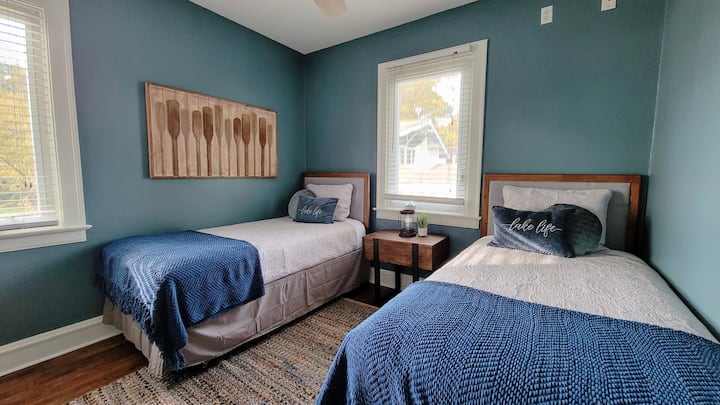 ห้องนอนชั้นหลักมีเตียงแฝด 2 เตียง