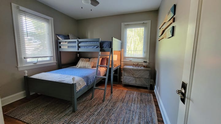 ห้องเตียงสองชั้นระดับหลักเตียงแฝดมากกว่าเต็มรูปแบบแพ็คแอนด์เพลย์ในตู้เสื้อผ้า * โปรด * ไม่อนุญาตให้ผู้ที่มีอายุมากกว่า 14 ปีเข้าพักในชั้นบนมีน้ำหนักไม่เกิน 130 ปอนด์สำหรับเตียงสองชั้นคู่ชั้นล่างเป็นเตียงขนาดเต็ม