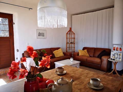 Popular Airbnb listing: Studio apartment with unique sea views in Haría