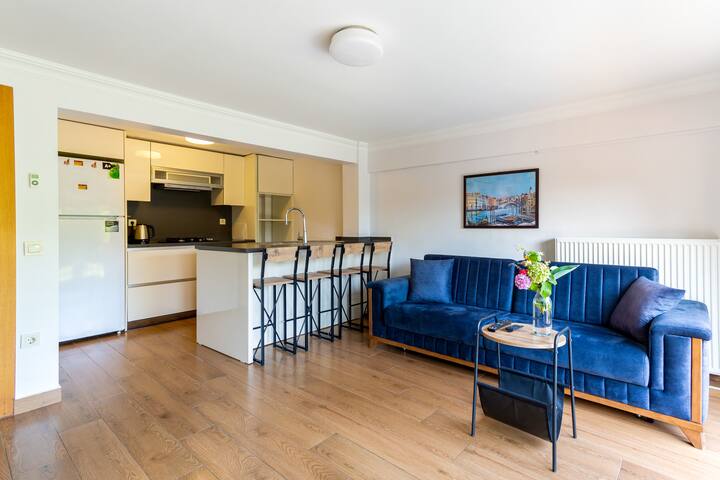 Incredible Luxurious Villa with Spacious Garden gallery image 3