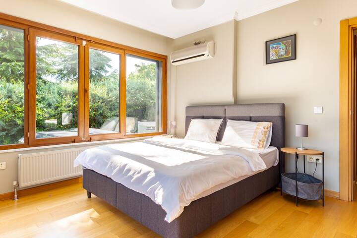 Incredible Luxurious Villa with Spacious Garden gallery image 4