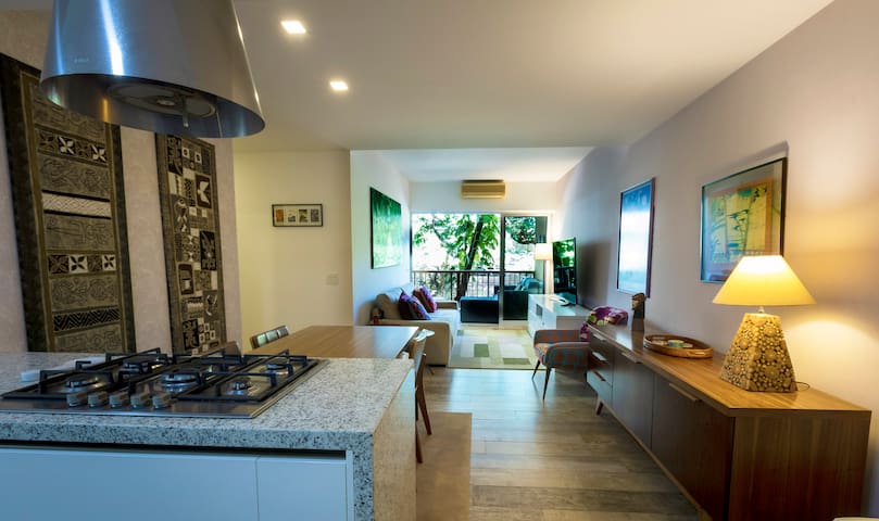 JB Nest: modern 2-bed apt w/ pool near the forest