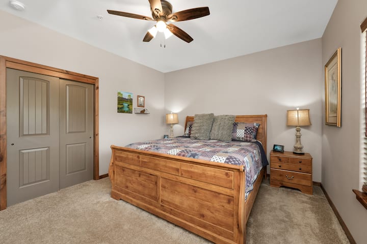 חדר שינה ראשי במפלס (קינג סייז)