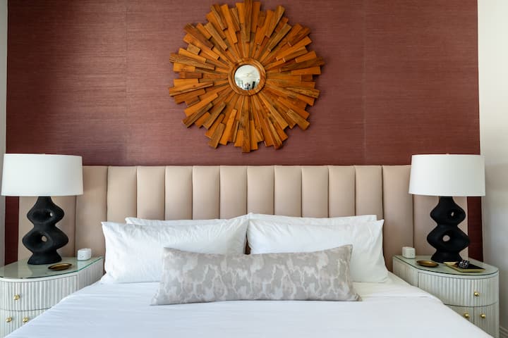 غرفة غروب الشمس بسرير بحجم كبير